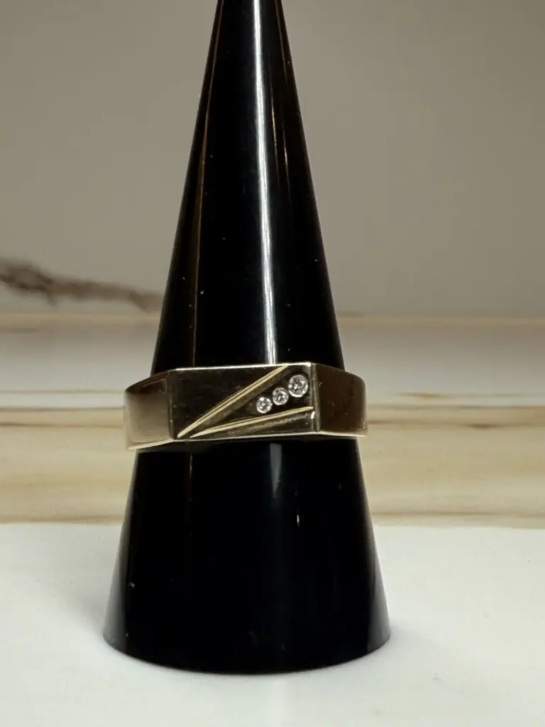 3 Diamond 9ct Gold Ring (I (15.3 mm diameter))